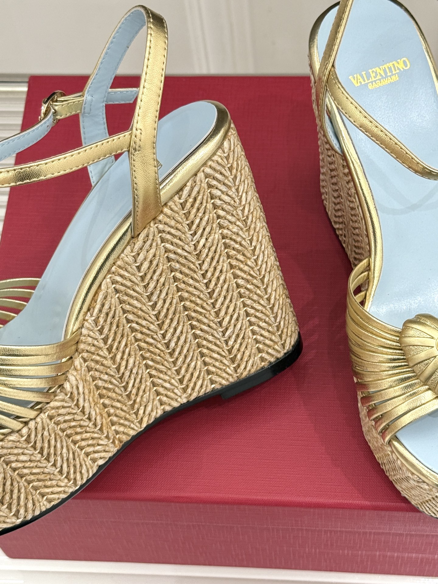 Valentino/华伦天奴26WF新品 露趾爱心编织底坡跟厚底凉鞋 爱心露趾甜到心巴 编织坡跟厚底超显高 软弹脚感暴走