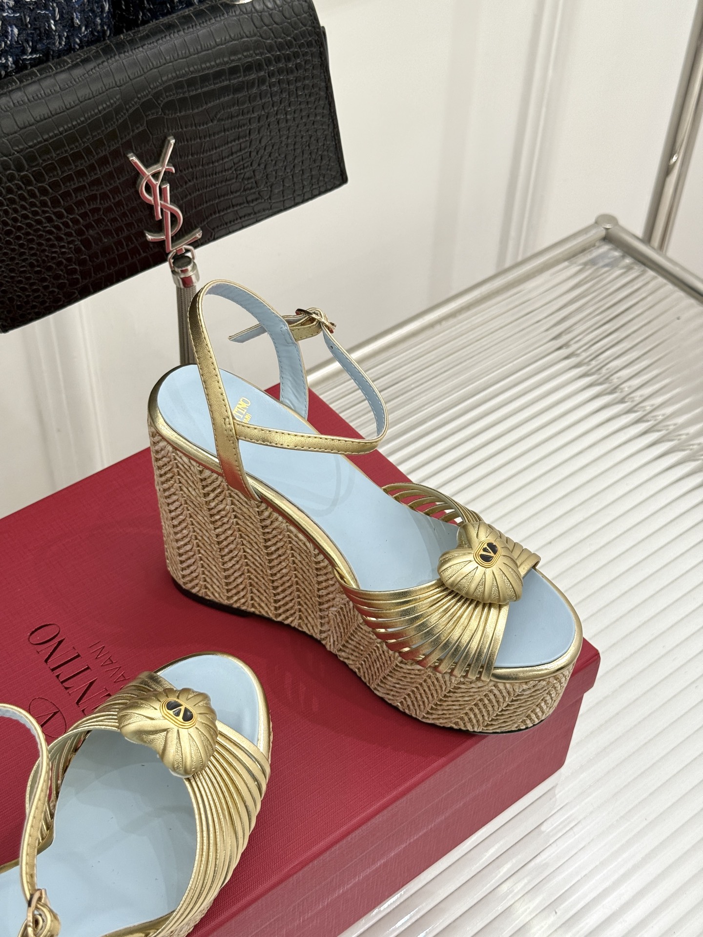 Valentino/华伦天奴26WF新品 露趾爱心编织底坡跟厚底凉鞋 爱心露趾甜到心巴 编织坡跟厚底超显高 软弹脚感暴走
