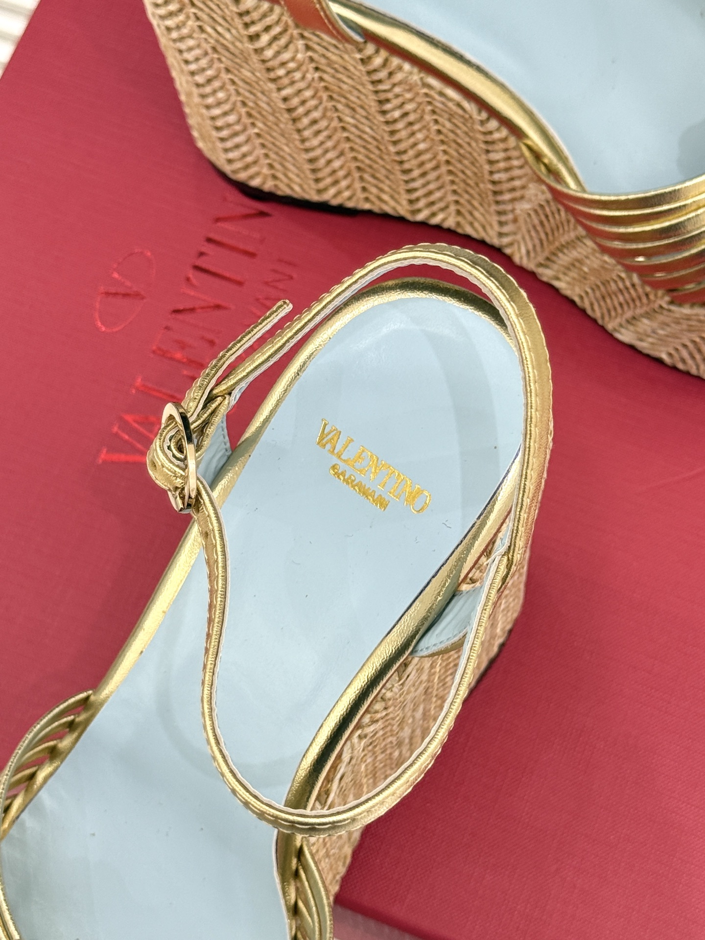 Valentino/华伦天奴26WF新品 露趾爱心编织底坡跟厚底凉鞋 爱心露趾甜到心巴 编织坡跟厚底超显高 软弹脚感暴走