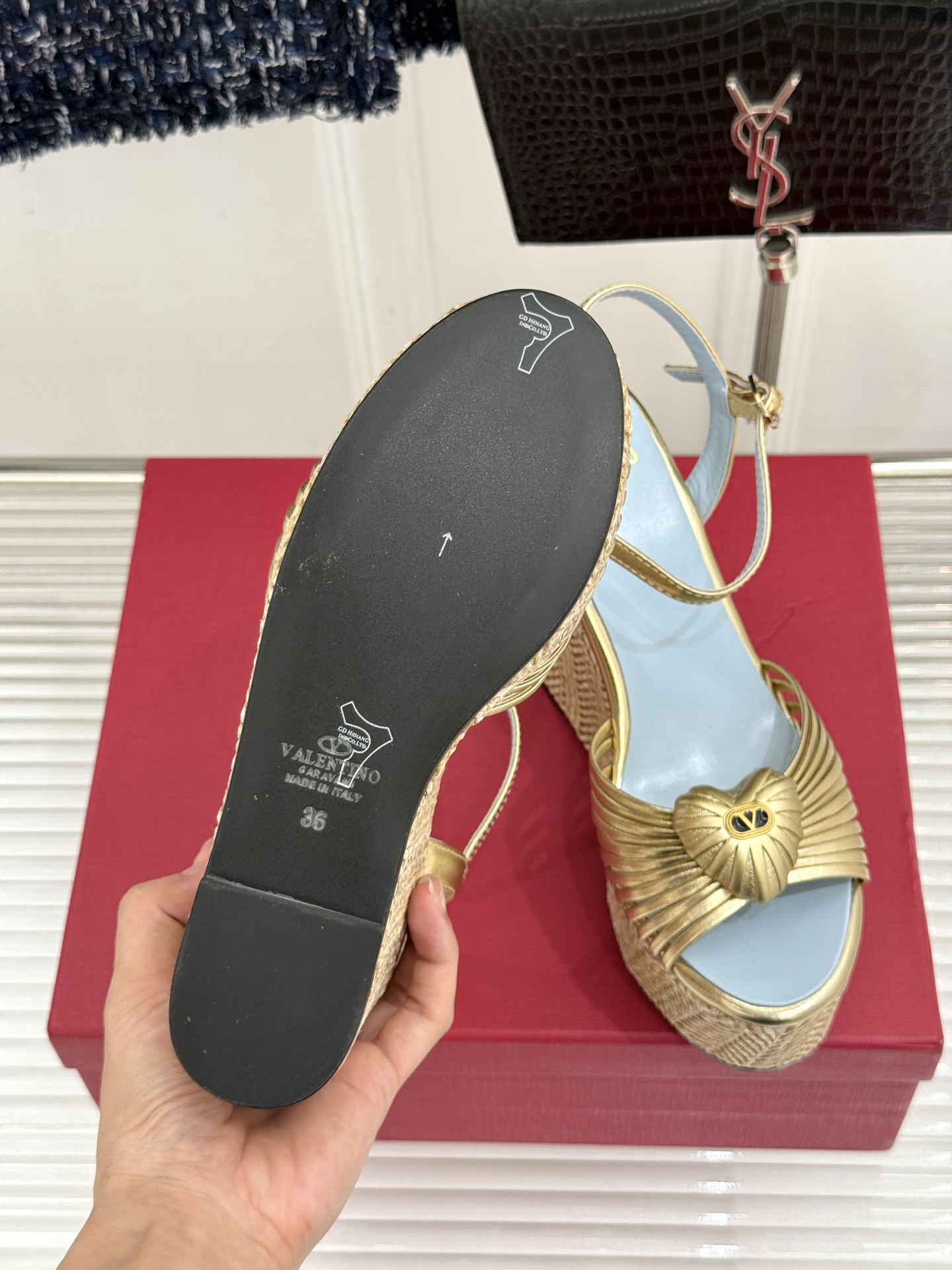 Valentino/华伦天奴26WF新品 露趾爱心编织底坡跟厚底凉鞋 爱心露趾甜到心巴 编织坡跟厚底超显高 软弹脚感暴走