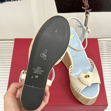 Valentino/华伦天奴26WF新品 露趾爱心编织底坡跟厚底凉鞋 爱心露趾甜到心巴 编织坡跟厚底超显高 软弹脚感暴走 Valentino/华伦天奴26WF新品 露趾爱心编织底坡跟厚底凉鞋 爱心露趾甜到心巴 编织坡跟厚底超显高 软弹脚感暴走