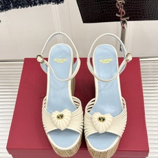 Valentino/华伦天奴26WF新品 露趾爱心编织底坡跟厚底凉鞋 爱心露趾甜到心巴 编织坡跟厚底超显高 软弹脚感暴走 Valentino/华伦天奴26WF新品 露趾爱心编织底坡跟厚底凉鞋 爱心露趾甜到心巴 编织坡跟厚底超显高 软弹脚感暴走