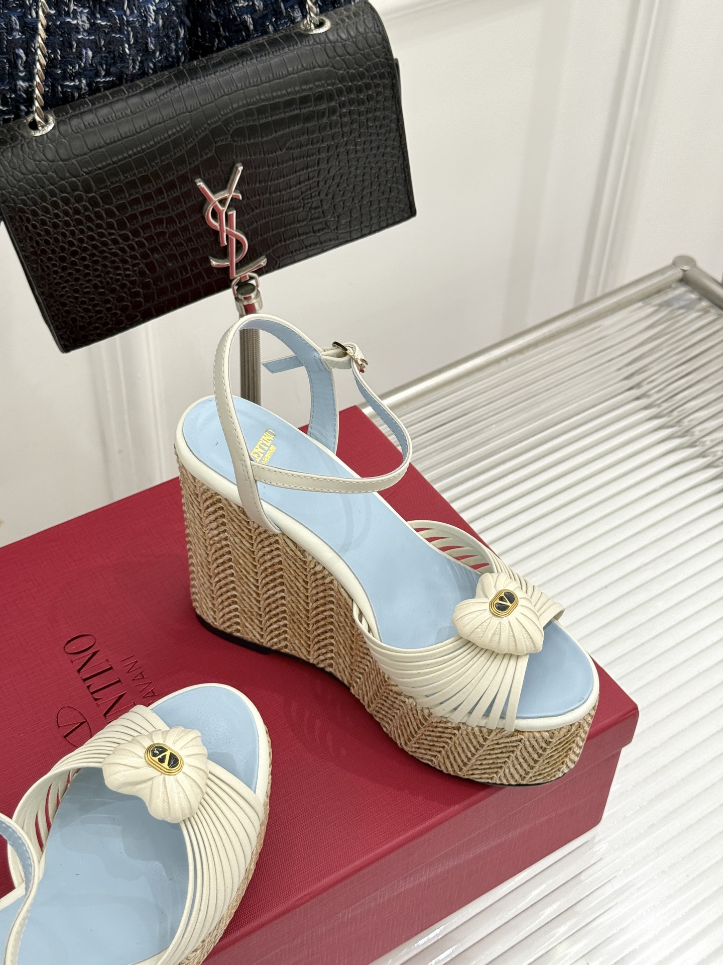 Valentino/华伦天奴26WF新品 露趾爱心编织底坡跟厚底凉鞋 爱心露趾甜到心巴 编织坡跟厚底超显高 软弹脚感暴走 Valentino/华伦天奴26WF新品 露趾爱心编织底坡跟厚底凉鞋 爱心露趾甜到心巴 编织坡跟厚底超显高 软弹脚感暴走