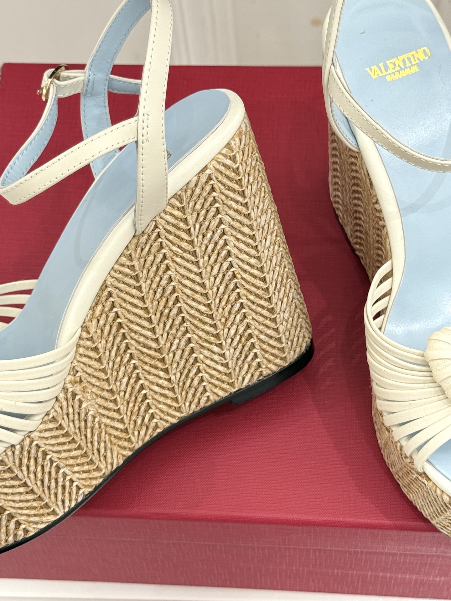 Valentino/华伦天奴26WF新品 露趾爱心编织底坡跟厚底凉鞋 爱心露趾甜到心巴 编织坡跟厚底超显高 软弹脚感暴走 Valentino/华伦天奴26WF新品 露趾爱心编织底坡跟厚底凉鞋 爱心露趾甜到心巴 编织坡跟厚底超显高 软弹脚感暴走