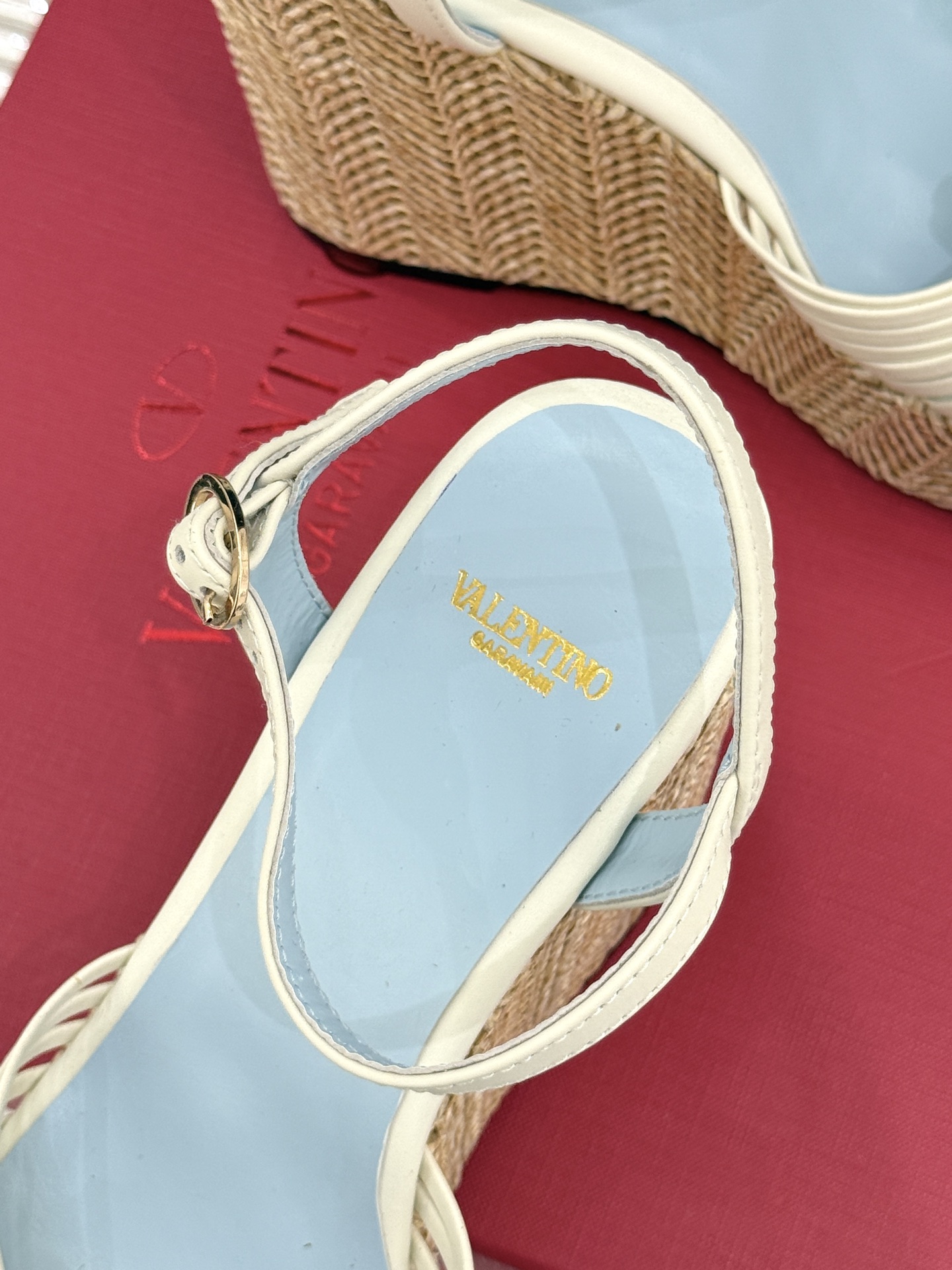 Valentino/华伦天奴26WF新品 露趾爱心编织底坡跟厚底凉鞋 爱心露趾甜到心巴 编织坡跟厚底超显高 软弹脚感暴走 Valentino/华伦天奴26WF新品 露趾爱心编织底坡跟厚底凉鞋 爱心露趾甜到心巴 编织坡跟厚底超显高 软弹脚感暴走