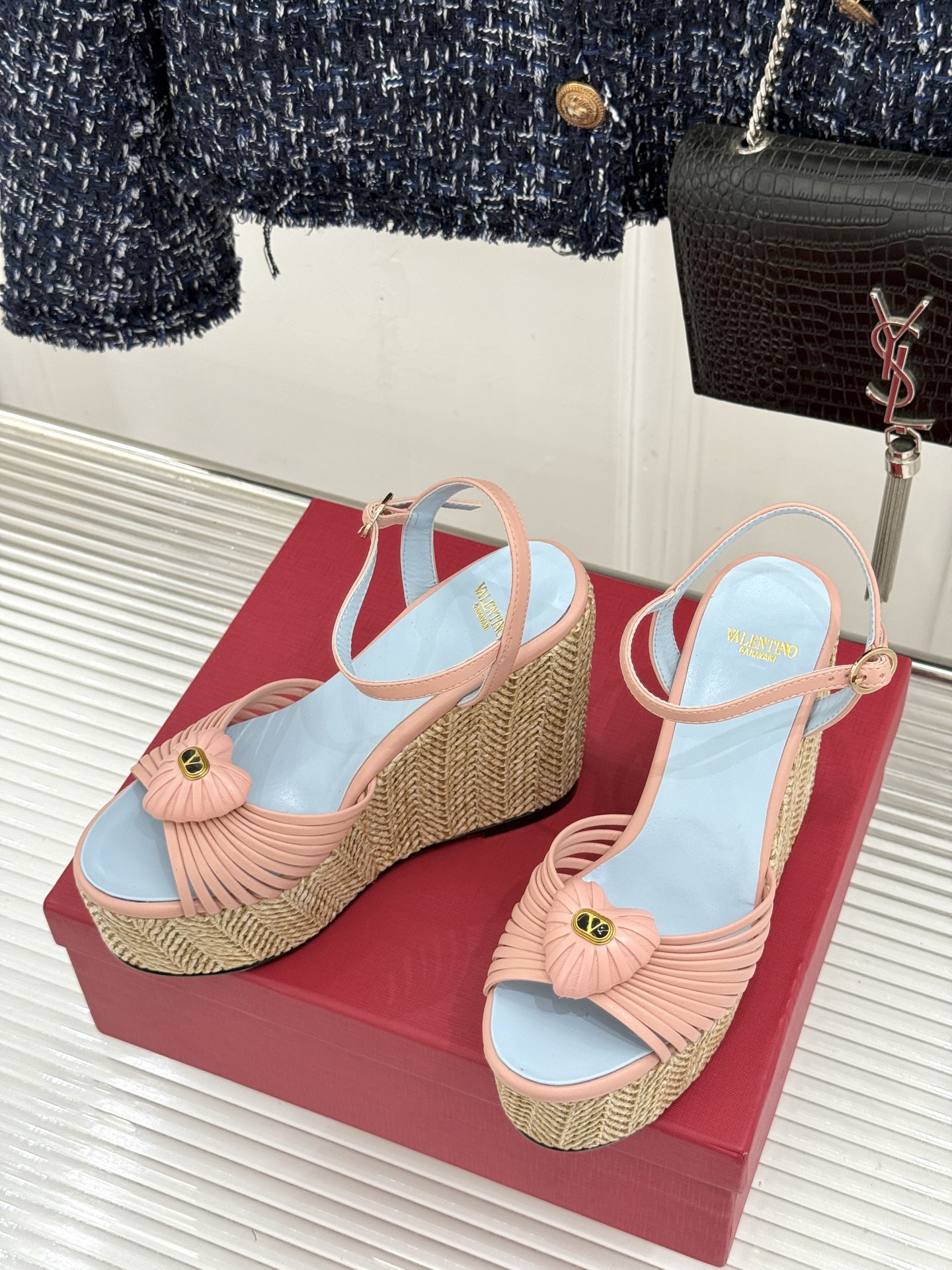 Valentino/华伦天奴26WF新品 露趾爱心编织底坡跟厚底凉鞋 爱心露趾甜到心巴 编织坡跟厚底超显高 软弹脚感暴走 Valentino/华伦天奴26WF新品 露趾爱心编织底坡跟厚底凉鞋 爱心露趾甜到心巴 编织坡跟厚底超显高 软弹脚感暴走