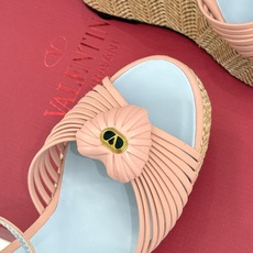 Valentino/华伦天奴26WF新品 露趾爱心编织底坡跟厚底凉鞋 爱心露趾甜到心巴 编织坡跟厚底超显高 软弹脚感暴走 Valentino/华伦天奴26WF新品 露趾爱心编织底坡跟厚底凉鞋 爱心露趾甜到心巴 编织坡跟厚底超显高 软弹脚感暴走