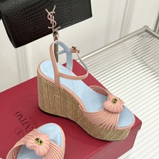 Valentino/华伦天奴26WF新品 露趾爱心编织底坡跟厚底凉鞋 爱心露趾甜到心巴 编织坡跟厚底超显高 软弹脚感暴走 Valentino/华伦天奴26WF新品 露趾爱心编织底坡跟厚底凉鞋 爱心露趾甜到心巴 编织坡跟厚底超显高 软弹脚感暴走