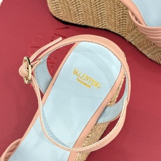 Valentino/华伦天奴26WF新品 露趾爱心编织底坡跟厚底凉鞋 爱心露趾甜到心巴 编织坡跟厚底超显高 软弹脚感暴走 Valentino/华伦天奴26WF新品 露趾爱心编织底坡跟厚底凉鞋 爱心露趾甜到心巴 编织坡跟厚底超显高 软弹脚感暴走