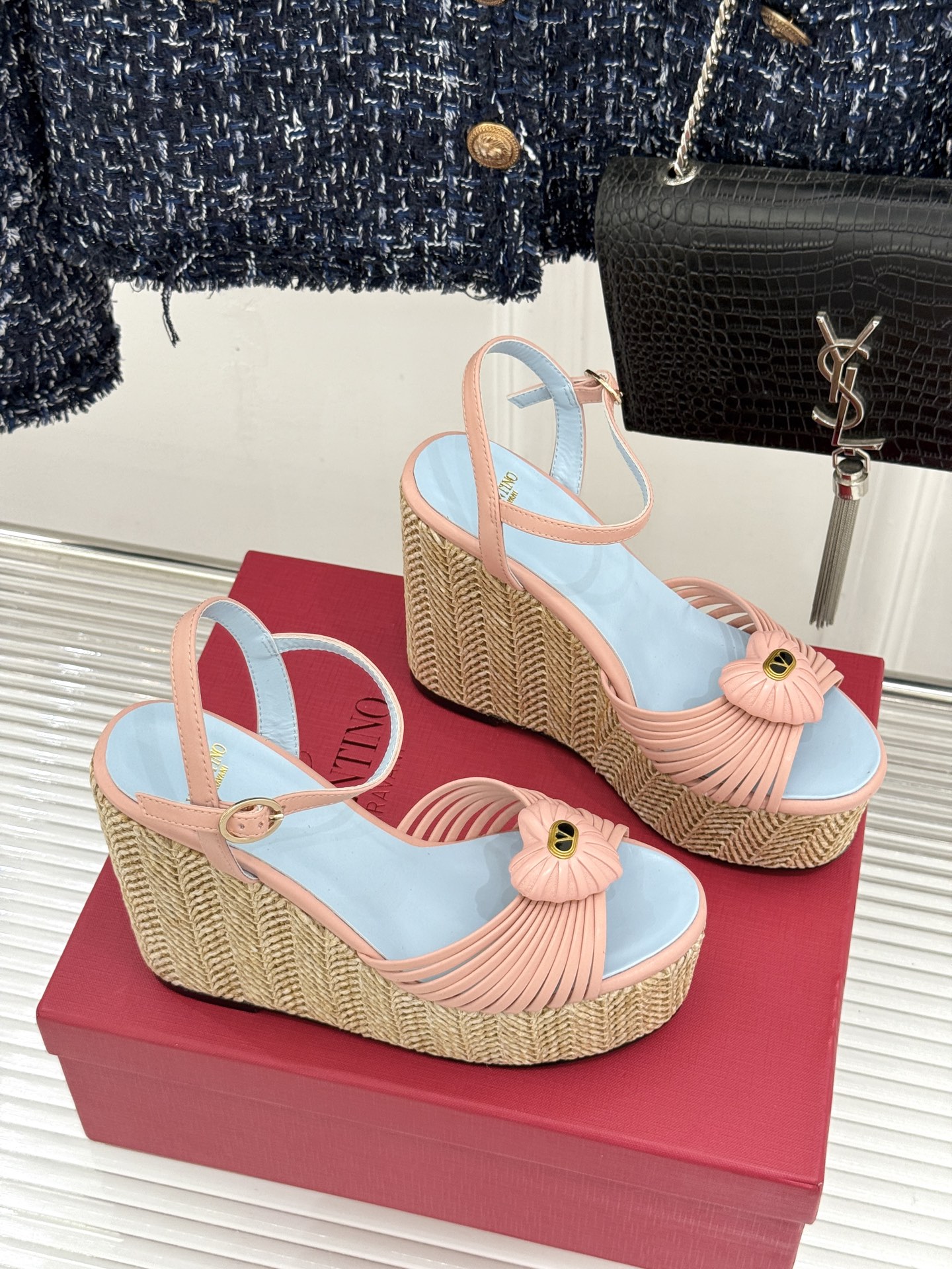 Valentino/华伦天奴26WF新品 露趾爱心编织底坡跟厚底凉鞋 爱心露趾甜到心巴 编织坡跟厚底超显高 软弹脚感暴走 Valentino/华伦天奴26WF新品 露趾爱心编织底坡跟厚底凉鞋 爱心露趾甜到心巴 编织坡跟厚底超显高 软弹脚感暴走