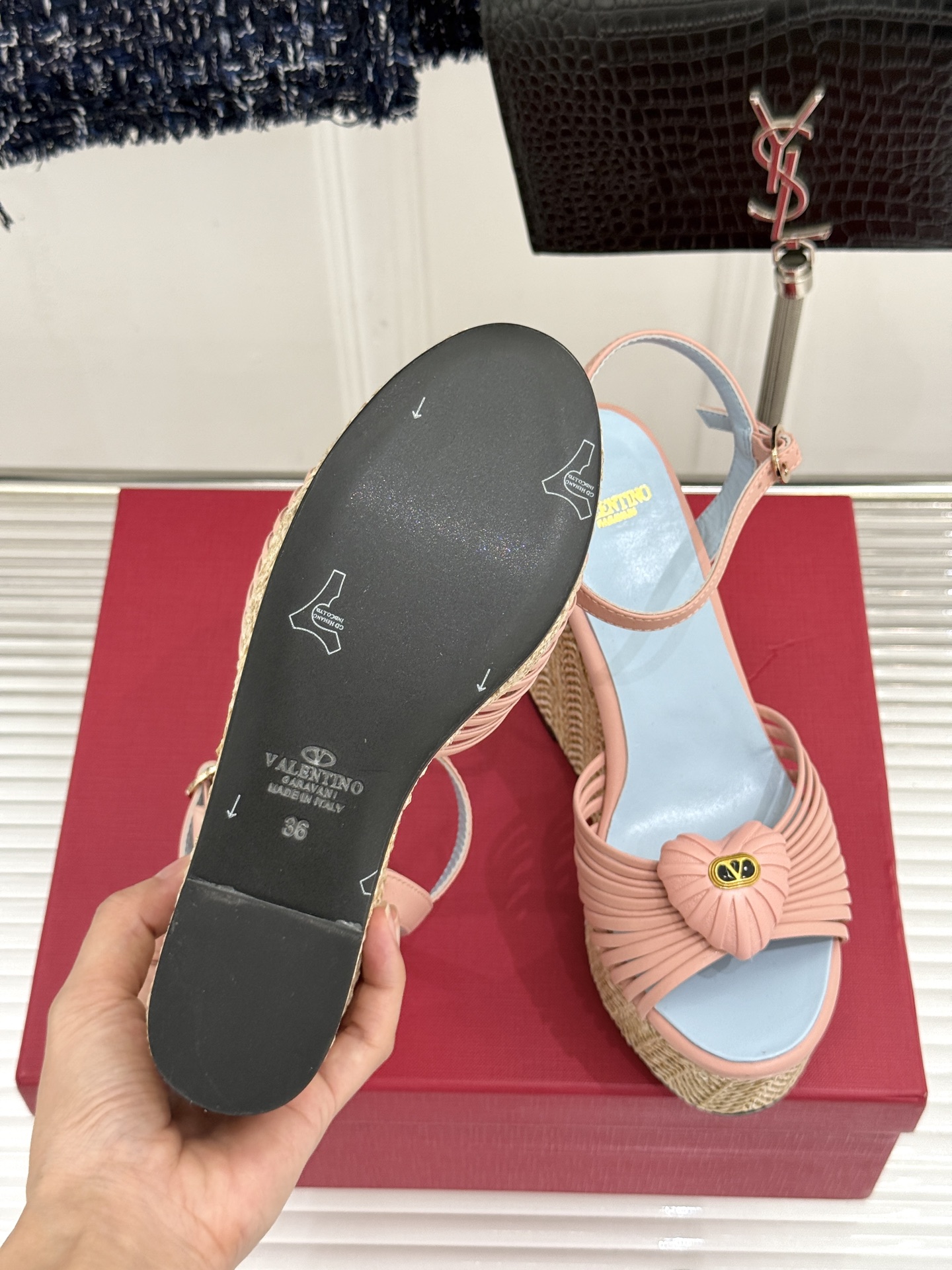 Valentino/华伦天奴26WF新品 露趾爱心编织底坡跟厚底凉鞋 爱心露趾甜到心巴 编织坡跟厚底超显高 软弹脚感暴走 Valentino/华伦天奴26WF新品 露趾爱心编织底坡跟厚底凉鞋 爱心露趾甜到心巴 编织坡跟厚底超显高 软弹脚感暴走