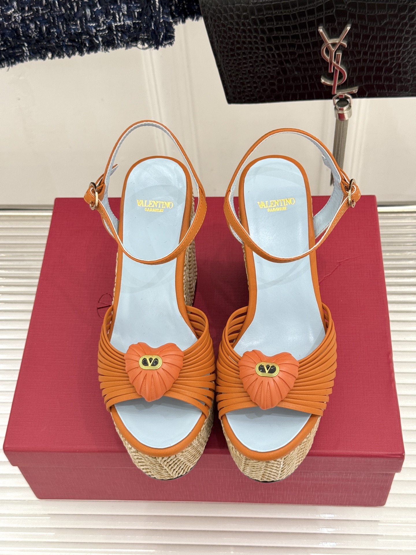 Valentino/华伦天奴26WF新品 露趾爱心编织底坡跟厚底凉鞋 爱心露趾甜到心巴 编织坡跟厚底超显高 软弹脚感暴走 Valentino/华伦天奴26WF新品 露趾爱心编织底坡跟厚底凉鞋 爱心露趾甜到心巴 编织坡跟厚底超显高 软弹脚感暴走