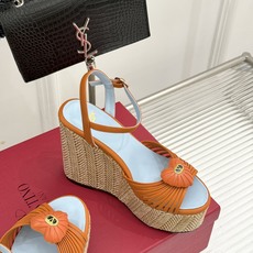 Valentino/华伦天奴26WF新品 露趾爱心编织底坡跟厚底凉鞋 爱心露趾甜到心巴 编织坡跟厚底超显高 软弹脚感暴走 Valentino/华伦天奴26WF新品 露趾爱心编织底坡跟厚底凉鞋 爱心露趾甜到心巴 编织坡跟厚底超显高 软弹脚感暴走