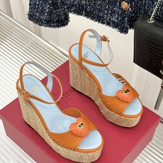 Valentino/华伦天奴26WF新品 露趾爱心编织底坡跟厚底凉鞋 爱心露趾甜到心巴 编织坡跟厚底超显高 软弹脚感暴走 Valentino/华伦天奴26WF新品 露趾爱心编织底坡跟厚底凉鞋 爱心露趾甜到心巴 编织坡跟厚底超显高 软弹脚感暴走