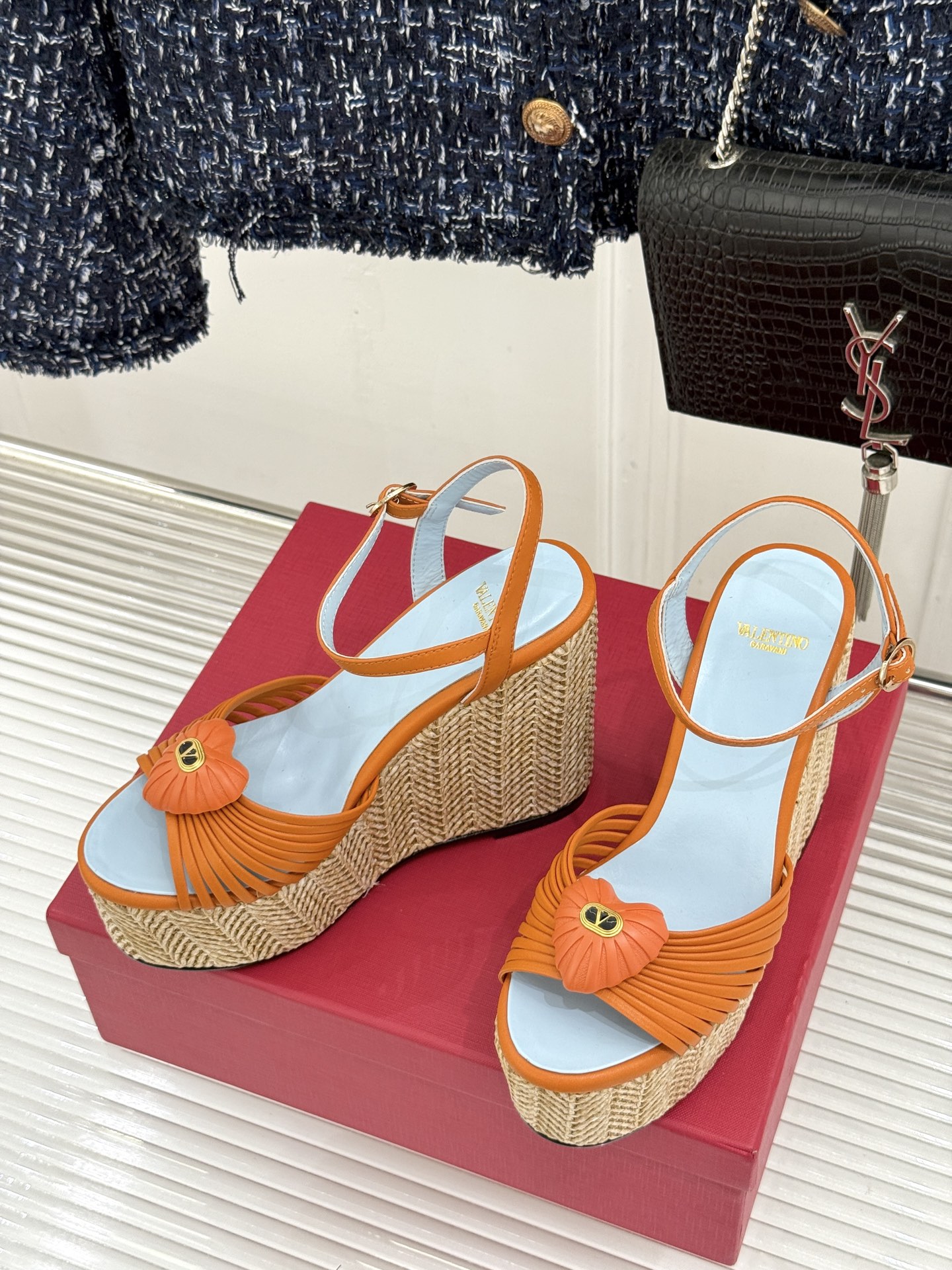 Valentino/华伦天奴26WF新品 露趾爱心编织底坡跟厚底凉鞋 爱心露趾甜到心巴 编织坡跟厚底超显高 软弹脚感暴走 Valentino/华伦天奴26WF新品 露趾爱心编织底坡跟厚底凉鞋 爱心露趾甜到心巴 编织坡跟厚底超显高 软弹脚感暴走