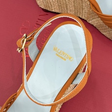 Valentino/华伦天奴26WF新品 露趾爱心编织底坡跟厚底凉鞋 爱心露趾甜到心巴 编织坡跟厚底超显高 软弹脚感暴走 Valentino/华伦天奴26WF新品 露趾爱心编织底坡跟厚底凉鞋 爱心露趾甜到心巴 编织坡跟厚底超显高 软弹脚感暴走