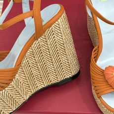 Valentino/华伦天奴26WF新品 露趾爱心编织底坡跟厚底凉鞋 爱心露趾甜到心巴 编织坡跟厚底超显高 软弹脚感暴走 Valentino/华伦天奴26WF新品 露趾爱心编织底坡跟厚底凉鞋 爱心露趾甜到心巴 编织坡跟厚底超显高 软弹脚感暴走