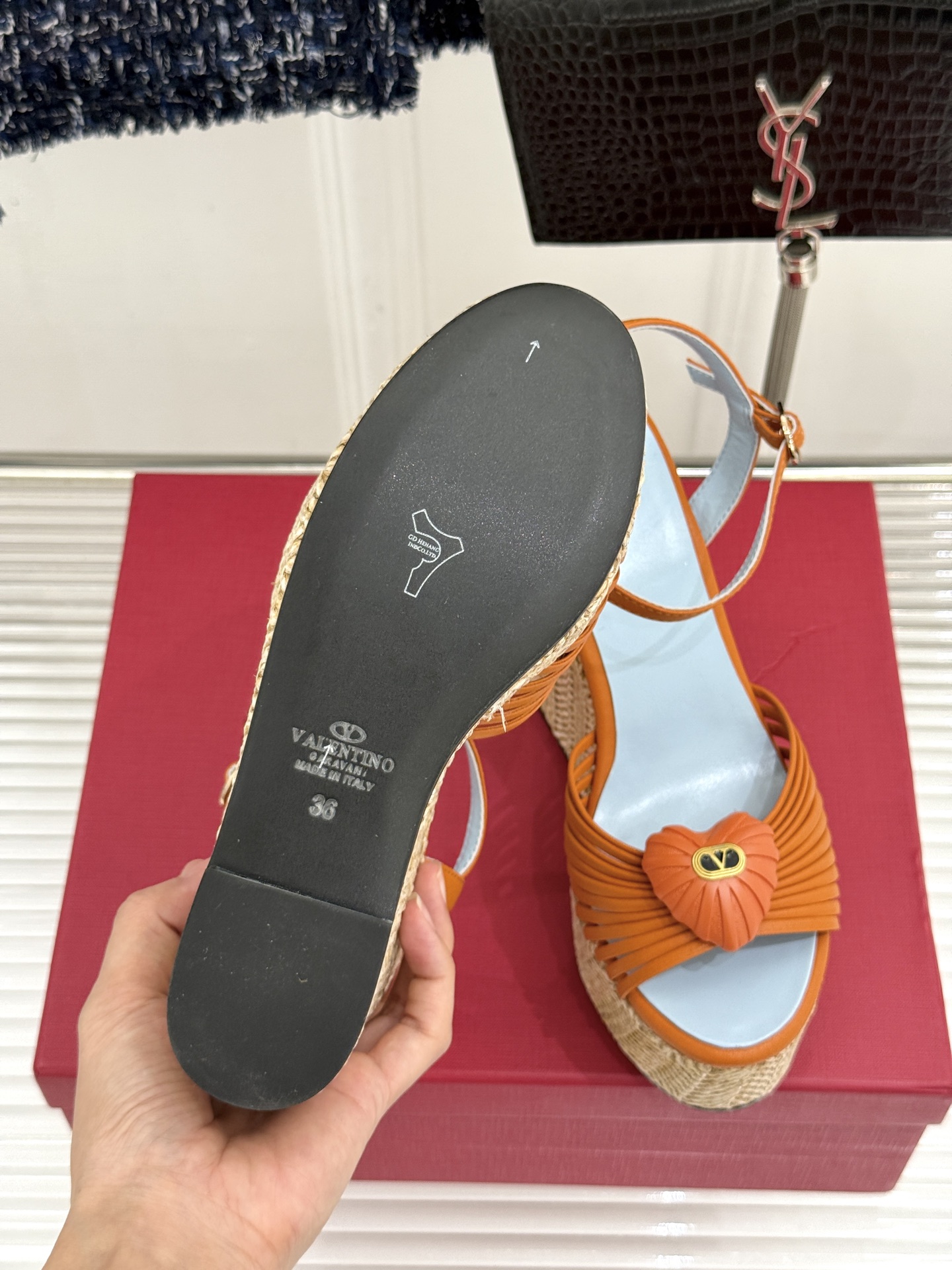 Valentino/华伦天奴26WF新品 露趾爱心编织底坡跟厚底凉鞋 爱心露趾甜到心巴 编织坡跟厚底超显高 软弹脚感暴走 Valentino/华伦天奴26WF新品 露趾爱心编织底坡跟厚底凉鞋 爱心露趾甜到心巴 编织坡跟厚底超显高 软弹脚感暴走