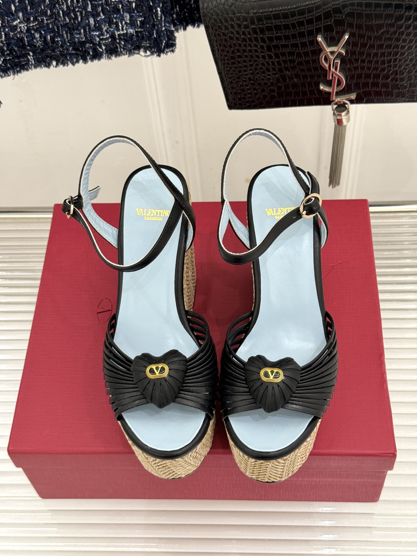 Valentino/华伦天奴26WF新品 露趾爱心编织底坡跟厚底凉鞋 爱心露趾甜到心巴 编织坡跟厚底超显高 软弹脚感暴走 Valentino/华伦天奴26WF新品 露趾爱心编织底坡跟厚底凉鞋 爱心露趾甜到心巴 编织坡跟厚底超显高 软弹脚感暴走