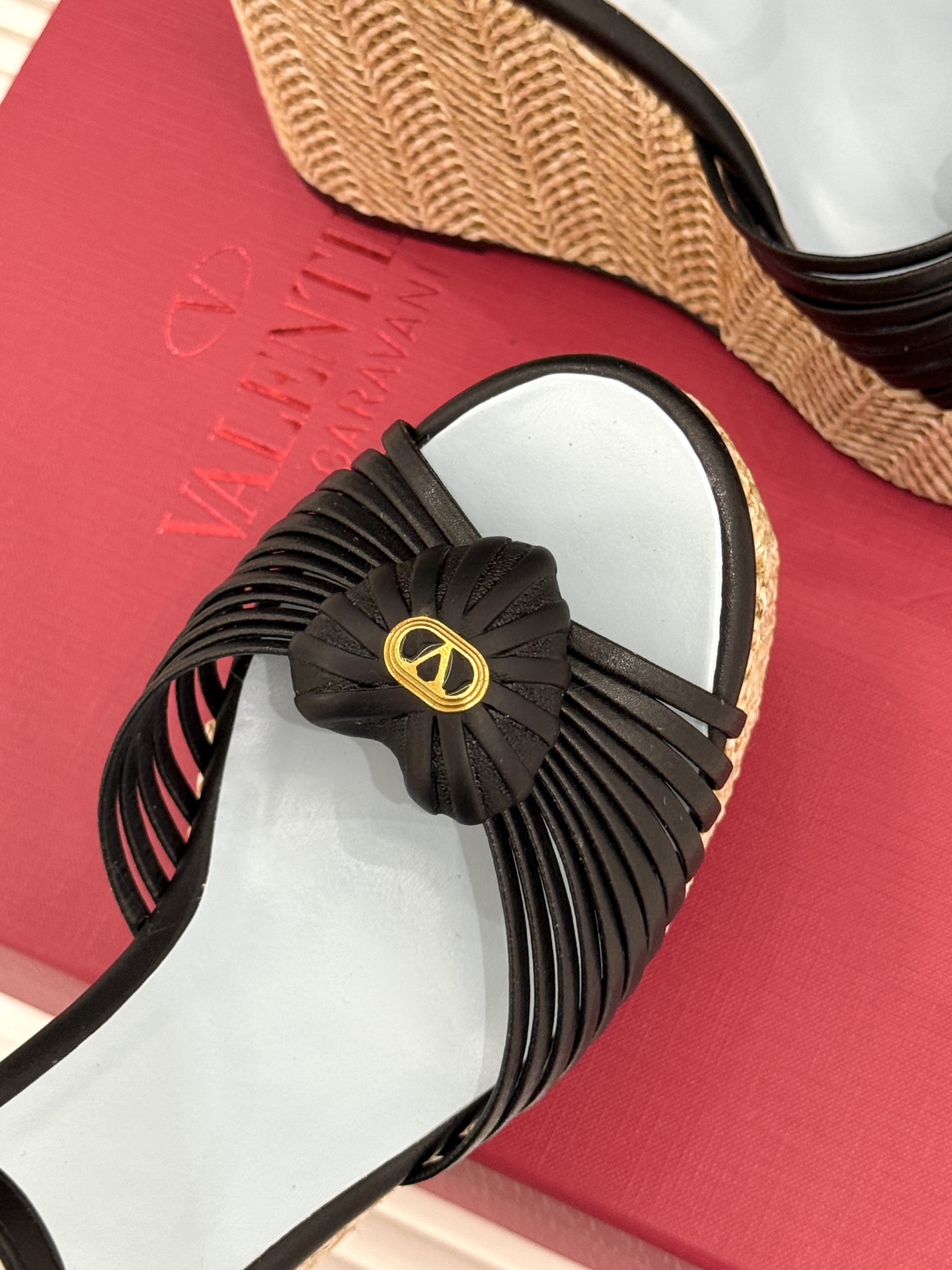Valentino/华伦天奴26WF新品 露趾爱心编织底坡跟厚底凉鞋 爱心露趾甜到心巴 编织坡跟厚底超显高 软弹脚感暴走 Valentino/华伦天奴26WF新品 露趾爱心编织底坡跟厚底凉鞋 爱心露趾甜到心巴 编织坡跟厚底超显高 软弹脚感暴走