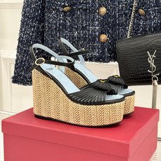 Valentino/华伦天奴26WF新品 露趾爱心编织底坡跟厚底凉鞋 爱心露趾甜到心巴 编织坡跟厚底超显高 软弹脚感暴走 Valentino/华伦天奴26WF新品 露趾爱心编织底坡跟厚底凉鞋 爱心露趾甜到心巴 编织坡跟厚底超显高 软弹脚感暴走