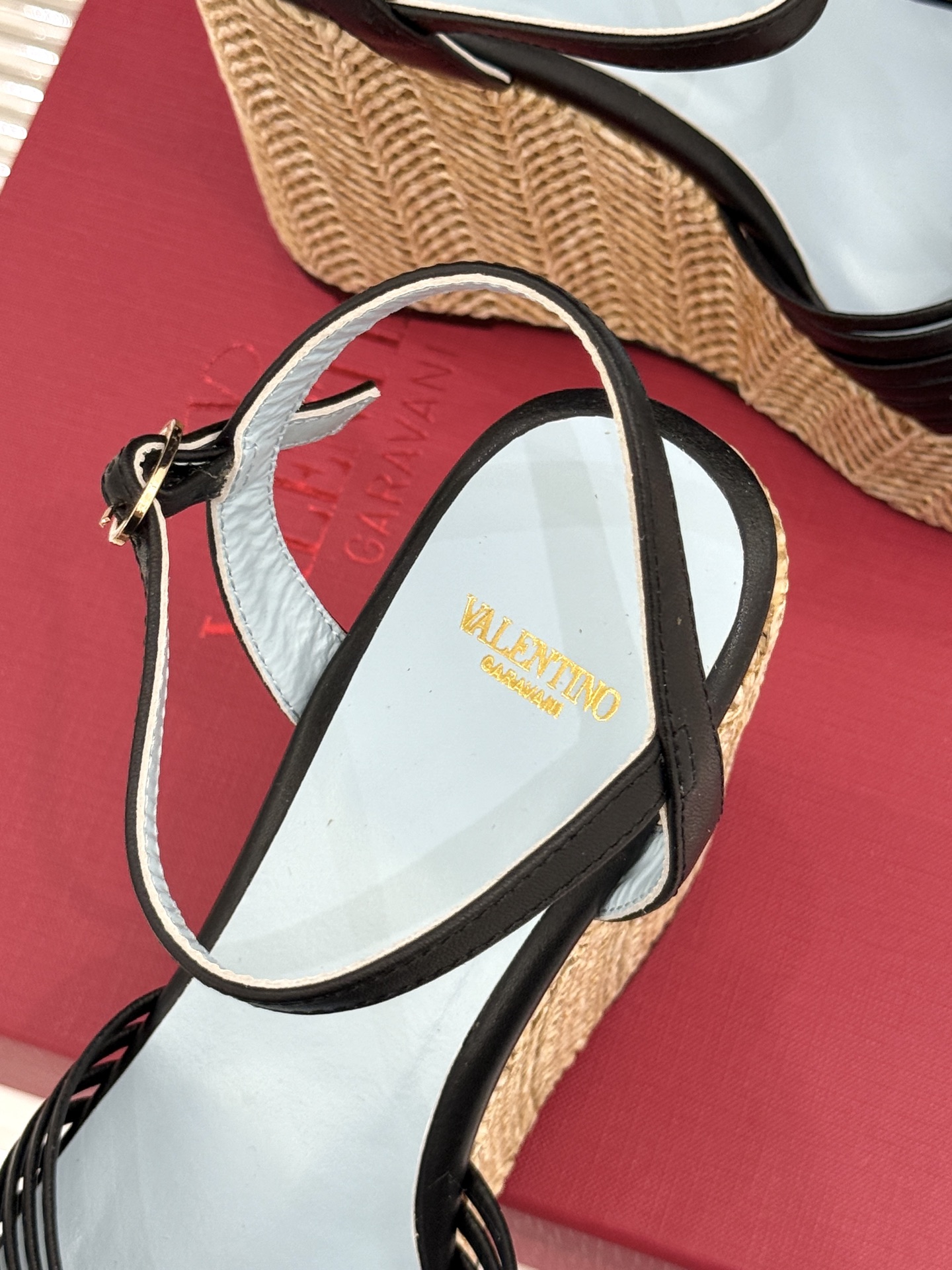 Valentino/华伦天奴26WF新品 露趾爱心编织底坡跟厚底凉鞋 爱心露趾甜到心巴 编织坡跟厚底超显高 软弹脚感暴走 Valentino/华伦天奴26WF新品 露趾爱心编织底坡跟厚底凉鞋 爱心露趾甜到心巴 编织坡跟厚底超显高 软弹脚感暴走