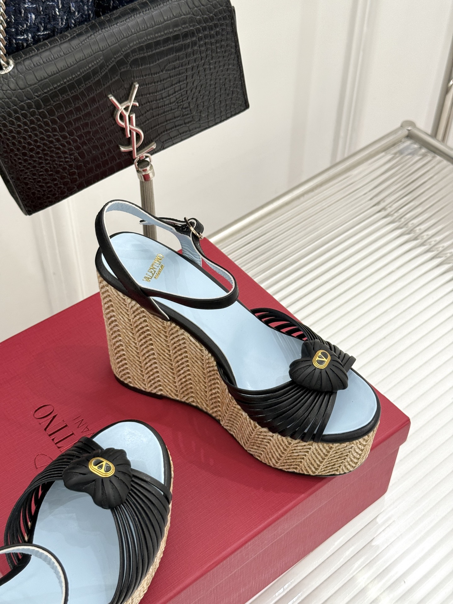 Valentino/华伦天奴26WF新品 露趾爱心编织底坡跟厚底凉鞋 爱心露趾甜到心巴 编织坡跟厚底超显高 软弹脚感暴走 Valentino/华伦天奴26WF新品 露趾爱心编织底坡跟厚底凉鞋 爱心露趾甜到心巴 编织坡跟厚底超显高 软弹脚感暴走