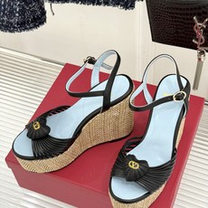 Valentino/华伦天奴26WF新品 露趾爱心编织底坡跟厚底凉鞋 爱心露趾甜到心巴 编织坡跟厚底超显高 软弹脚感暴走 Valentino/华伦天奴26WF新品 露趾爱心编织底坡跟厚底凉鞋 爱心露趾甜到心巴 编织坡跟厚底超显高 软弹脚感暴走