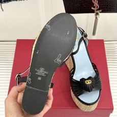 Valentino/华伦天奴26WF新品 露趾爱心编织底坡跟厚底凉鞋 爱心露趾甜到心巴 编织坡跟厚底超显高 软弹脚感暴走 Valentino/华伦天奴26WF新品 露趾爱心编织底坡跟厚底凉鞋 爱心露趾甜到心巴 编织坡跟厚底超显高 软弹脚感暴走