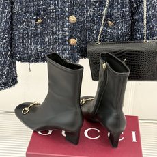 Gucci/古驰26WF新品马衔扣 方头粗跟高跟弹力靴 金色马衔扣缀饰鞋头 利落方头修饰脚型 粗高跟稳当还显腿长 弹力皮 Gucci/古驰26WF新品马衔扣 方头粗跟高跟弹力靴 金色马衔扣缀饰鞋头 利落方头修饰脚型 粗高跟稳当还显腿长 弹力皮
