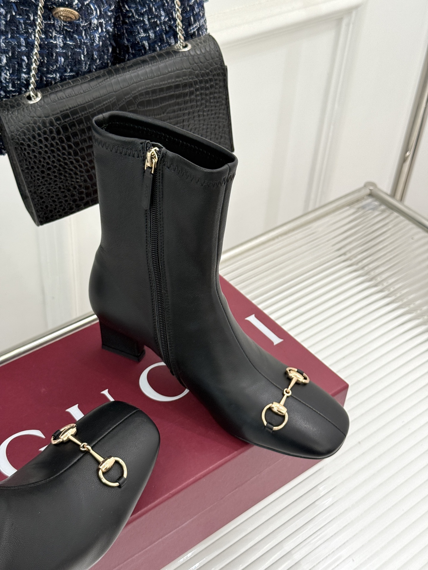 Gucci/古驰26WF新品马衔扣 方头粗跟高跟弹力靴 金色马衔扣缀饰鞋头 利落方头修饰脚型 粗高跟稳当还显腿长 弹力皮 Gucci/古驰26WF新品马衔扣 方头粗跟高跟弹力靴 金色马衔扣缀饰鞋头 利落方头修饰脚型 粗高跟稳当还显腿长 弹力皮