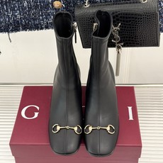 Gucci/古驰26WF新品马衔扣 方头粗跟高跟弹力靴 金色马衔扣缀饰鞋头 利落方头修饰脚型 粗高跟稳当还显腿长 弹力皮 Gucci/古驰26WF新品马衔扣 方头粗跟高跟弹力靴 金色马衔扣缀饰鞋头 利落方头修饰脚型 粗高跟稳当还显腿长 弹力皮