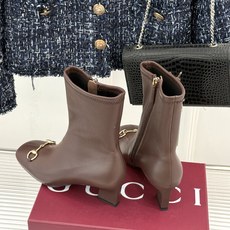 Gucci/古驰26WF新品马衔扣 方头粗跟高跟弹力靴 金色马衔扣缀饰鞋头 利落方头修饰脚型 粗高跟稳当还显腿长 弹力皮 Gucci/古驰26WF新品马衔扣 方头粗跟高跟弹力靴 金色马衔扣缀饰鞋头 利落方头修饰脚型 粗高跟稳当还显腿长 弹力皮