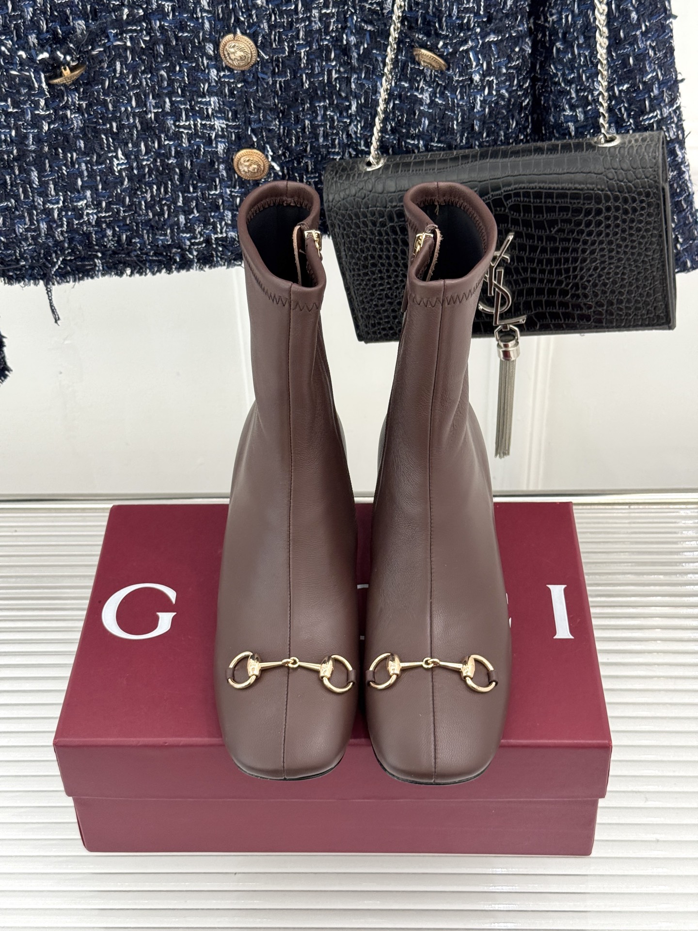 Gucci/古驰26WF新品马衔扣 方头粗跟高跟弹力靴 金色马衔扣缀饰鞋头 利落方头修饰脚型 粗高跟稳当还显腿长 弹力皮 Gucci/古驰26WF新品马衔扣 方头粗跟高跟弹力靴 金色马衔扣缀饰鞋头 利落方头修饰脚型 粗高跟稳当还显腿长 弹力皮