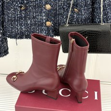 Gucci/古驰26WF新品马衔扣 方头粗跟高跟弹力靴 金色马衔扣缀饰鞋头 利落方头修饰脚型 粗高跟稳当还显腿长 弹力皮 Gucci/古驰26WF新品马衔扣 方头粗跟高跟弹力靴 金色马衔扣缀饰鞋头 利落方头修饰脚型 粗高跟稳当还显腿长 弹力皮