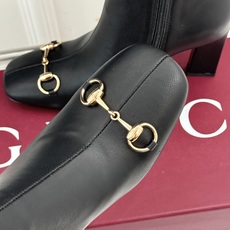 Gucci/古驰26WF新品马衔扣 方头粗跟高跟弹力靴 金色马衔扣缀饰鞋头 利落方头修饰脚型 粗高跟稳当还显腿长 弹力皮 Gucci/古驰26WF新品马衔扣 方头粗跟高跟弹力靴 金色马衔扣缀饰鞋头 利落方头修饰脚型 粗高跟稳当还显腿长 弹力皮