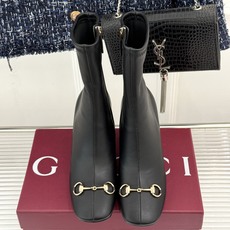 Gucci/古驰26WF新品马衔扣 方头粗跟高跟弹力靴 金色马衔扣缀饰鞋头 利落方头修饰脚型 粗高跟稳当还显腿长 弹力皮 Gucci/古驰26WF新品马衔扣 方头粗跟高跟弹力靴 金色马衔扣缀饰鞋头 利落方头修饰脚型 粗高跟稳当还显腿长 弹力皮