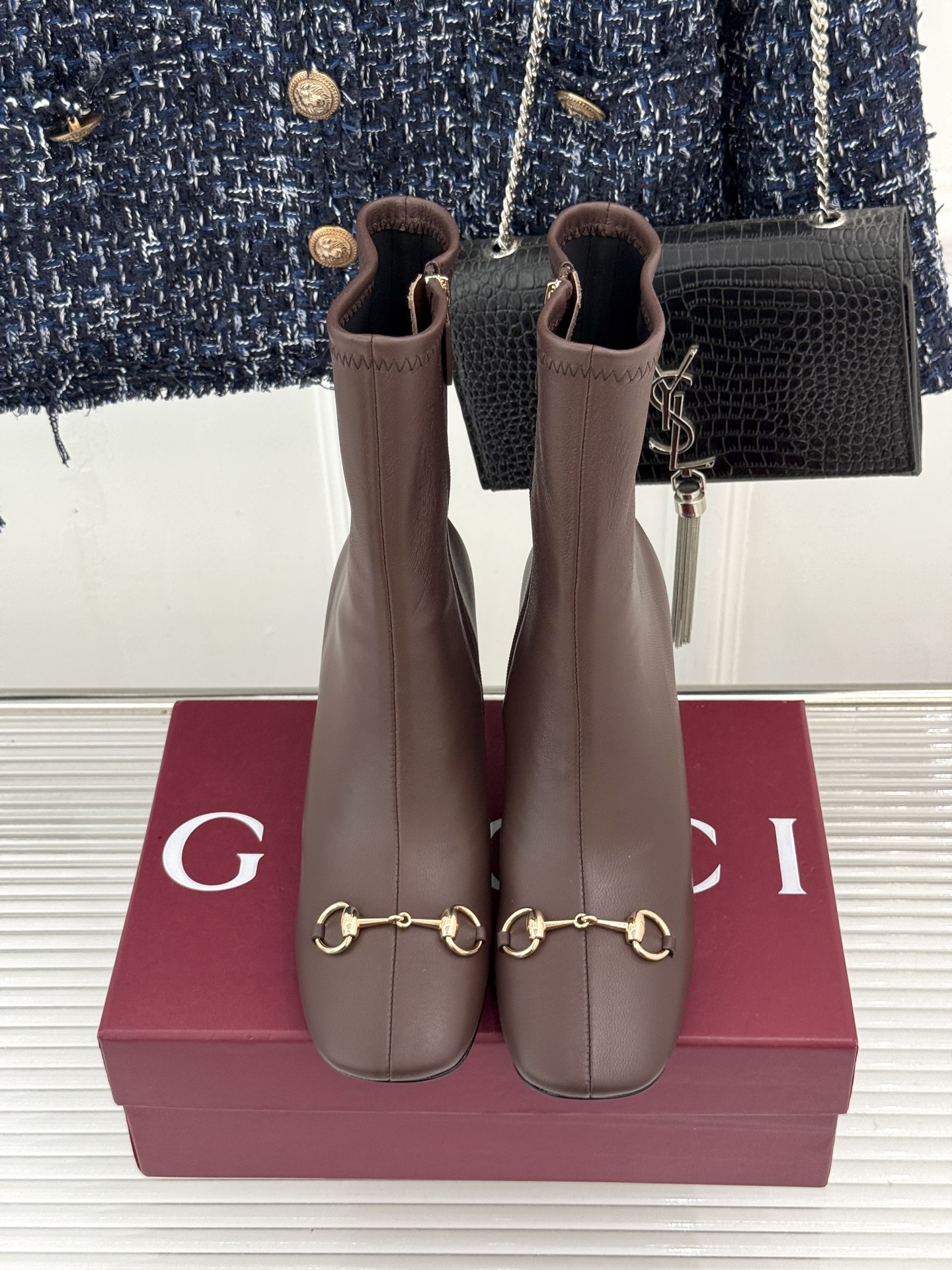 Gucci/古驰26WF新品马衔扣 方头粗跟高跟弹力靴 金色马衔扣缀饰鞋头 利落方头修饰脚型 粗高跟稳当还显腿长 弹力皮 Gucci/古驰26WF新品马衔扣 方头粗跟高跟弹力靴 金色马衔扣缀饰鞋头 利落方头修饰脚型 粗高跟稳当还显腿长 弹力皮