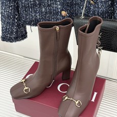 Gucci/古驰26WF新品马衔扣 方头粗跟高跟弹力靴 金色马衔扣缀饰鞋头 利落方头修饰脚型 粗高跟稳当还显腿长 弹力皮 Gucci/古驰26WF新品马衔扣 方头粗跟高跟弹力靴 金色马衔扣缀饰鞋头 利落方头修饰脚型 粗高跟稳当还显腿长 弹力皮