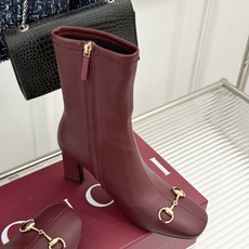 Gucci/古驰26WF新品马衔扣 方头粗跟高跟弹力靴 金色马衔扣缀饰鞋头 利落方头修饰脚型 粗高跟稳当还显腿长 弹力皮 Gucci/古驰26WF新品马衔扣 方头粗跟高跟弹力靴 金色马衔扣缀饰鞋头 利落方头修饰脚型 粗高跟稳当还显腿长 弹力皮