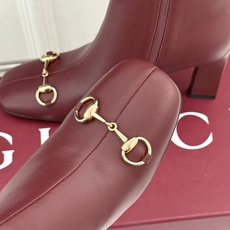Gucci/古驰26WF新品马衔扣 方头粗跟高跟弹力靴 金色马衔扣缀饰鞋头 利落方头修饰脚型 粗高跟稳当还显腿长 弹力皮 Gucci/古驰26WF新品马衔扣 方头粗跟高跟弹力靴 金色马衔扣缀饰鞋头 利落方头修饰脚型 粗高跟稳当还显腿长 弹力皮