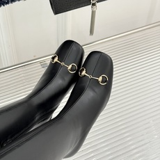Gucci/古驰26WF新品马衔扣 方头粗跟高跟弹力靴 金色马衔扣缀饰鞋头 利落方头修饰脚型 粗高跟稳当还显腿长 弹力皮 Gucci/古驰26WF新品马衔扣 方头粗跟高跟弹力靴 金色马衔扣缀饰鞋头 利落方头修饰脚型 粗高跟稳当还显腿长 弹力皮