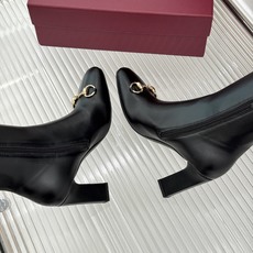 Gucci/古驰26WF新品马衔扣 方头粗跟高跟弹力靴 金色马衔扣缀饰鞋头 利落方头修饰脚型 粗高跟稳当还显腿长 弹力皮 Gucci/古驰26WF新品马衔扣 方头粗跟高跟弹力靴 金色马衔扣缀饰鞋头 利落方头修饰脚型 粗高跟稳当还显腿长 弹力皮