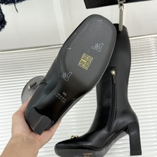 Gucci/古驰26WF新品马衔扣 方头粗跟高跟弹力靴 金色马衔扣缀饰鞋头 利落方头修饰脚型 粗高跟稳当还显腿长 弹力皮 Gucci/古驰26WF新品马衔扣 方头粗跟高跟弹力靴 金色马衔扣缀饰鞋头 利落方头修饰脚型 粗高跟稳当还显腿长 弹力皮