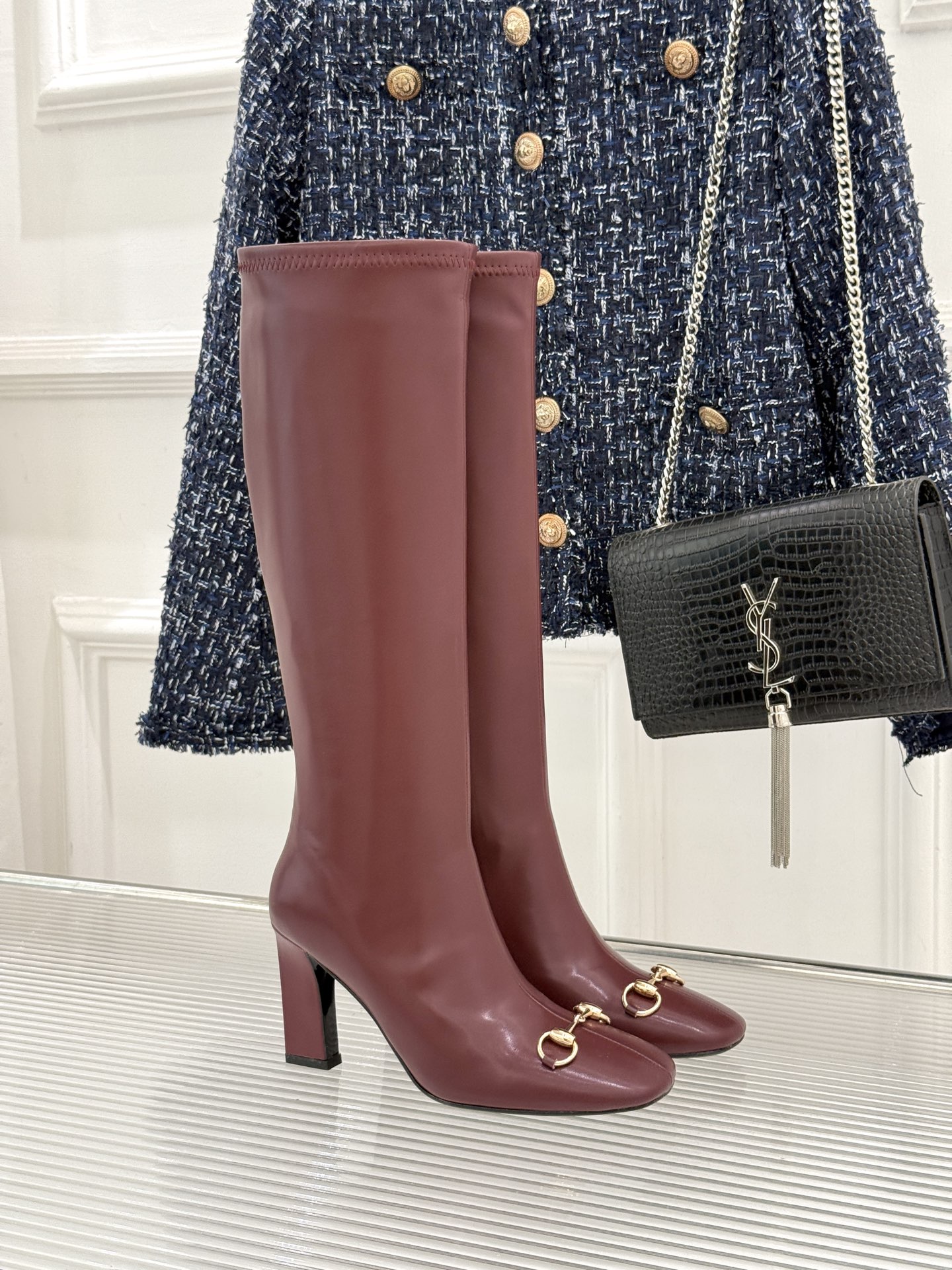 NO:958126,Gucci/Gucci 26WF new product horsebit, square toe thick heel high heel stretch boots, gold horsebit embellished toe, neat square toe modifies the foot shape, thick high heel is stable and lengthens the legs, elastic leather boot shaft fits the ankle line, soft leather surface has high-grade luster, side zipper is easy to put on and take off, and the retro atmosphere is full of retro atmosphere. It is capable and refined with a suit, casual and stylish with jeans. It can be easily controlled in multiple styles. Italian ingenuity polishes every detail.  The brand recognition is immediately enhanced. It is a must-have treasure item in the autumn and winter shoe cabinet. The upper and lower toes enhance the texture of the entire outfit. It is completely niche fashionable and does not conflict with the style. Fashionable people can just close their eyes and go for it. It has a retro and modern charm for more time travels. It is suitable for daily commuting. For retro parties, just go for it!  The fabric is made of original customized leather, the lining and toes are all sheepskin, the heel height is 5.5cm/8.5cm, the genuine leather outsole imported from Italy size 35-39 (customized 40/41/42), boots, gucci, gucci, boots, business suit, sheepskin, Leather soles19860909Gucci/古驰26WF新品马衔扣 方头粗跟高跟弹力靴 金色马衔扣缀饰鞋头 利落方头修饰脚型 粗高跟稳当还显腿长 弹力皮革靴筒贴合踝线 柔润皮面泛着高级光泽 侧边拉链穿脱省心方便 上脚复古氛围感拉满 搭西装干练又精致 配牛仔随性有格调 多元风格都能轻松驾驭 意式匠心打磨每处细节 品牌辨识度直接拉满 秋冬鞋柜必备宝藏单品 上脚提升整套穿搭质感 小众时髦完全不撞款 时髦精直接闭眼冲 越穿越有复古摩登韵味 日常通勤都很适配 复古党直接冲就对了！ 面料采用原版定制皮料 内里踮脚均为羊皮 跟高5.5cm/8.5cm 意大利进口真皮大底 size35-39（40/41/42定制）,靴子,gucci,gucci,boots,business suit,sheepskin,Leather soles,Women's Shoes