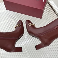 Gucci/古驰26WF新品马衔扣 方头粗跟高跟弹力靴 金色马衔扣缀饰鞋头 利落方头修饰脚型 粗高跟稳当还显腿长 弹力皮 Gucci/古驰26WF新品马衔扣 方头粗跟高跟弹力靴 金色马衔扣缀饰鞋头 利落方头修饰脚型 粗高跟稳当还显腿长 弹力皮