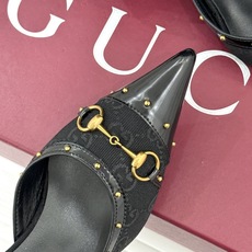 Gucci/古驰26WF新品花马衔扣 饰铆钉尖头中空高跟凉鞋 经典马衔扣缀鞋面 金属铆钉点缀增添酷飒感 尖头线条修饰纤细 Gucci/古驰26WF新品花马衔扣 饰铆钉尖头中空高跟凉鞋 经典马衔扣缀鞋面 金属铆钉点缀增添酷飒感 尖头线条修饰纤细