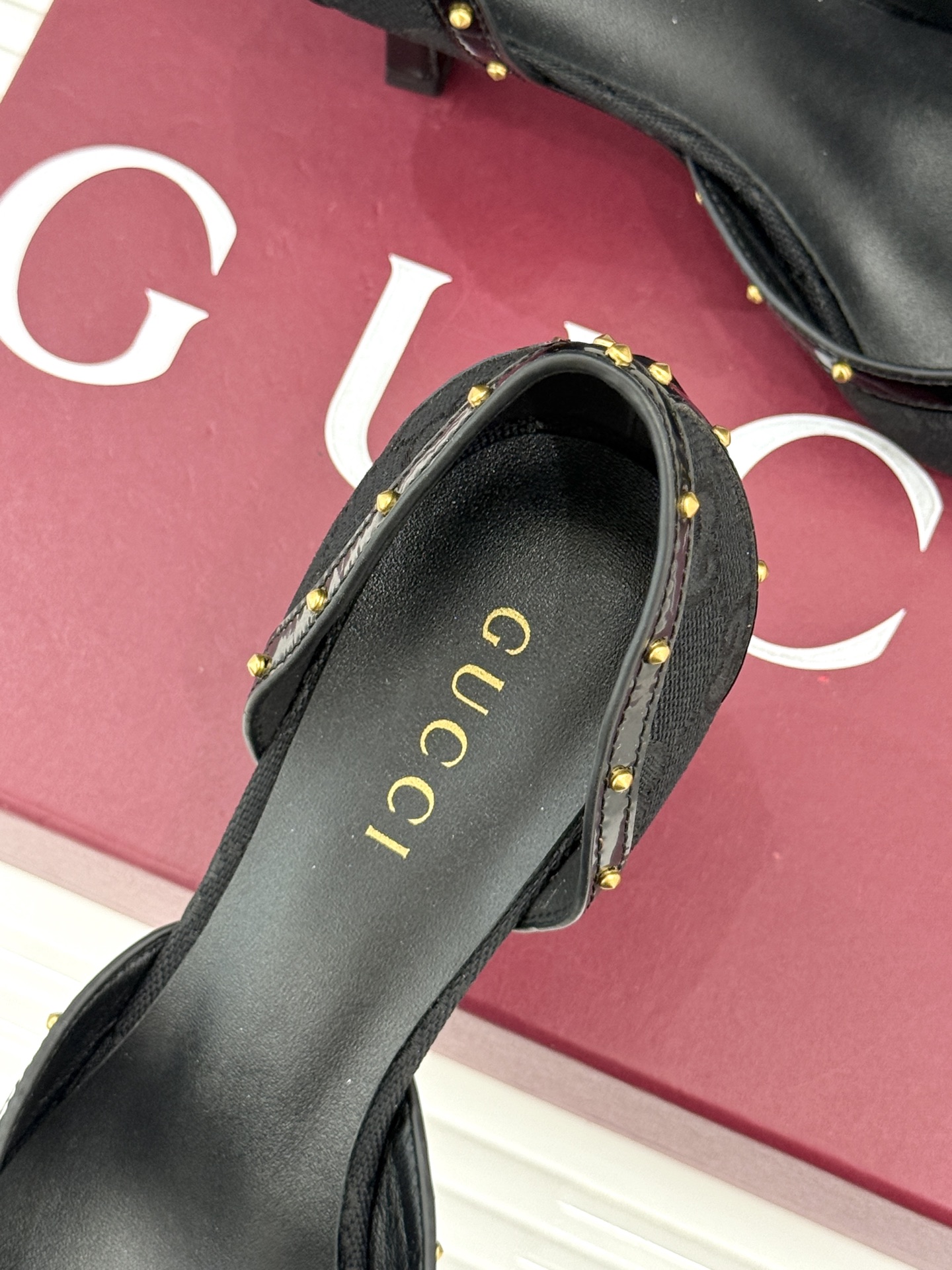 Gucci/古驰26WF新品花马衔扣 饰铆钉尖头中空高跟凉鞋 经典马衔扣缀鞋面 金属铆钉点缀增添酷飒感 尖头线条修饰纤细 Gucci/古驰26WF新品花马衔扣 饰铆钉尖头中空高跟凉鞋 经典马衔扣缀鞋面 金属铆钉点缀增添酷飒感 尖头线条修饰纤细