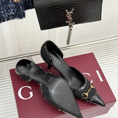 Gucci/古驰26WF新品花马衔扣 饰铆钉尖头中空高跟凉鞋 经典马衔扣缀鞋面 金属铆钉点缀增添酷飒感 尖头线条修饰纤细 Gucci/古驰26WF新品花马衔扣 饰铆钉尖头中空高跟凉鞋 经典马衔扣缀鞋面 金属铆钉点缀增添酷飒感 尖头线条修饰纤细