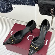 Gucci/古驰26WF新品花马衔扣 饰铆钉尖头中空高跟凉鞋 经典马衔扣缀鞋面 金属铆钉点缀增添酷飒感 尖头线条修饰纤细 Gucci/古驰26WF新品花马衔扣 饰铆钉尖头中空高跟凉鞋 经典马衔扣缀鞋面 金属铆钉点缀增添酷飒感 尖头线条修饰纤细